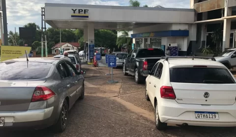 Brasileiros enfrentam fila de até 4h por gasolina mais barata na Argentina