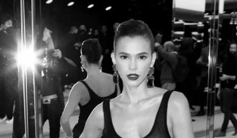 Bruna Marquezine deixa seios à mostra em evento agita a web;