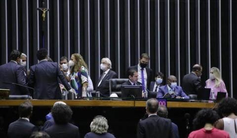 Câmara aprova urgência a projeto que libera mineração em terras indígenas