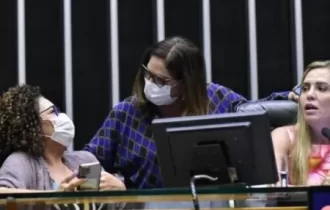 Câmara retoma votação de PEC que exime partido de repassar verba a mulheres
