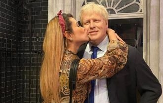 Capa da Playboy autografa exemplar N°1 e envia para Boris Johnson