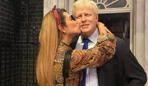 Capa da Playboy autografa exemplar N°1 e envia para Boris Johnson