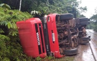 Carreta tomba dentro da reserva Waimiri Atroari