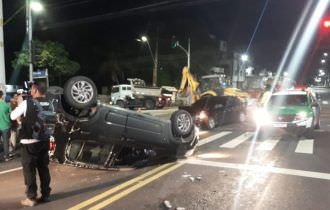 Carro lotado de adolescentes capota várias vezes no ‘cruzamento da morte’ da Avenida Silves; veja vídeo