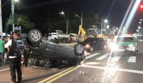 Carro lotado de adolescentes capota várias vezes no ‘cruzamento da morte’ da Avenida Silves; veja vídeo