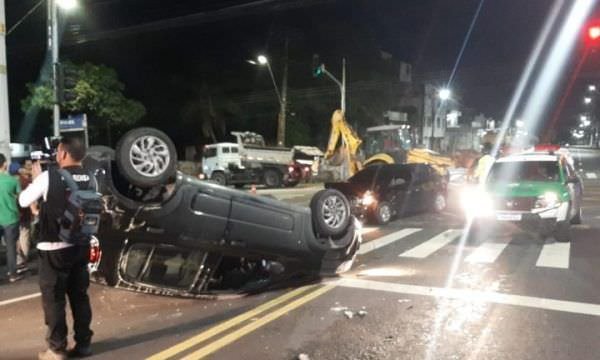 Carro lotado de adolescentes capota várias vezes no ‘cruzamento da morte’ da Avenida Silves; veja vídeo