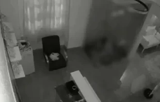 Casal invade loja e aproveita para ‘rapidinha’ durante madrugada. VEJA VÍDEO