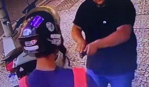 Cenas fortes: falso entregador de comida é arrastado pelo pescoço para ser morto em matagal
