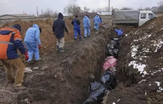 Cidade ucraniana de Mariupol abre valas comuns para enterrar mortos