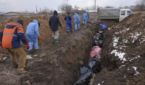 Cidade ucraniana de Mariupol abre valas comuns para enterrar mortos