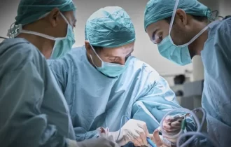 Com dois pênis, menino de 7 anos faz cirurgia para tirar um dos órgãos