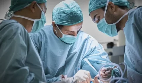Com dois pênis, menino de 7 anos faz cirurgia para tirar um dos órgãos