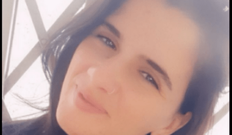 Com gêmeos pequenos nos braços, criança foge de casa em chamas, onde mãe estava trancada com outro filho