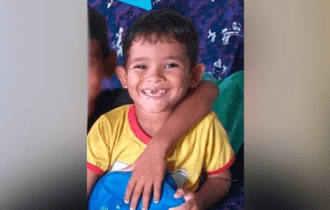 Crianças matam garoto de 5 anos; mãe desesperada carrega corpo pela ruas