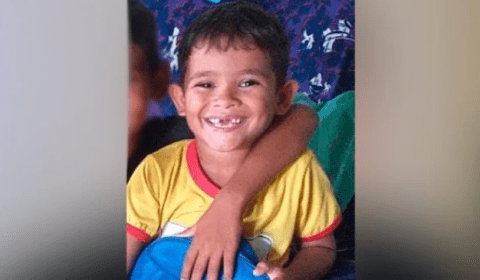 Crianças matam garoto de 5 anos; mãe desesperada carrega corpo pela ruas