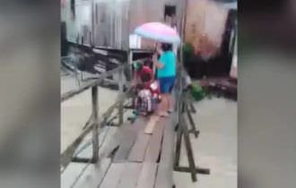 Crianças são levadas pela correnteza em igarapé na Comunidade da Sharp; VÍDEO
