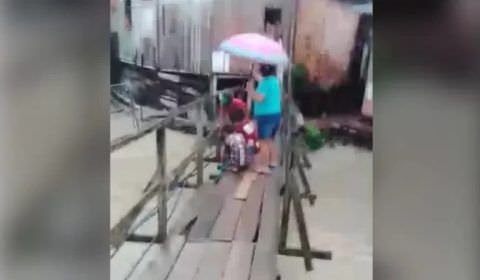 Crianças são levadas pela correnteza em igarapé na Comunidade da Sharp; VÍDEO