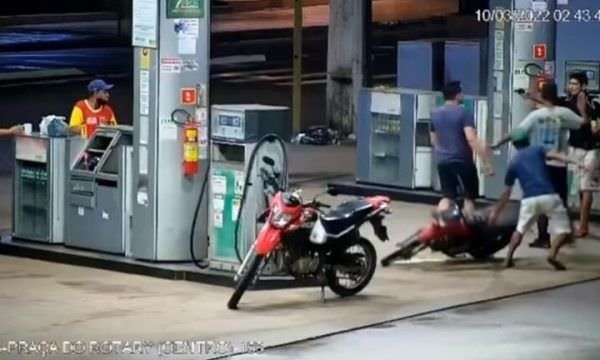 Discussão em posto de gasolina termina com homem morto; veja vídeo