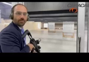 Eduardo Bolsonaro usa redes para divulgar marcas da indústria de armas