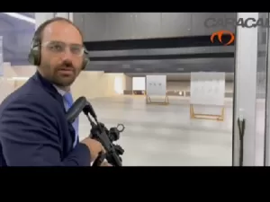 Eduardo Bolsonaro usa redes para divulgar marcas da indústria de armas