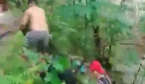 Em Manaus, moradores tentam resgatar crianças que caíram em córrego (veja o vídeo)