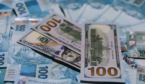Em uma semana, dólar cai quase 5% e fica abaixo de R$ 5; veja quem deve comprar
