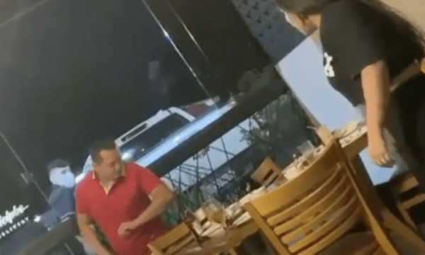 Esposa flagra marido jantando com a amante e quebra tudo na churrascaria; veja vídeo