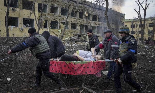 Guerra na Ucrânia: Morre mulher grávida socorrida após bombardeio em maternidade de Mariupol