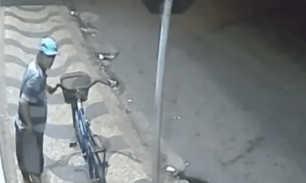 Homem corta garganta do melhor amigo por causa de bicicleta velha; veja vídeo