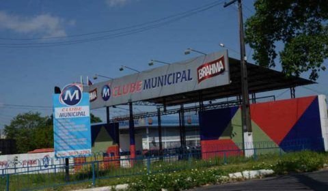 Homem é assassinado e jovem baleado na saída de clube em Manaus