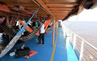 Homem que curtia passeio em barco é preso com mala recheada de drogas no Amazonas; veja