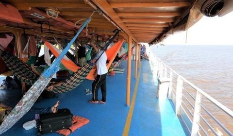 Homem que curtia passeio em barco é preso com mala recheada de drogas no Amazonas; veja