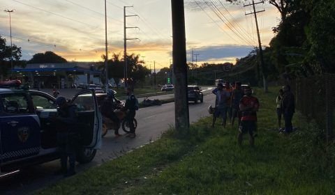Jovem morre após moto colidir em poste no bairro Tarumã; veja vídeo