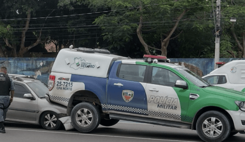 Motorista entra debaixo de viatura da Polícia Militar no bairro Manoa; veja vídeo