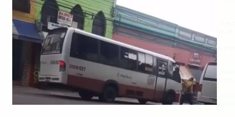 Micro-ônibus perde o controle e invade garagem de casa na zona leste de Manaus