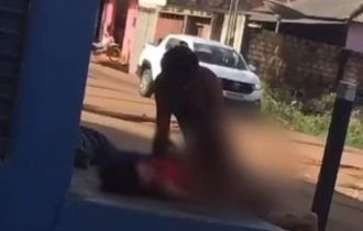 Mulher é estuprada em calçada, populares gravam o crime, mas não interferem