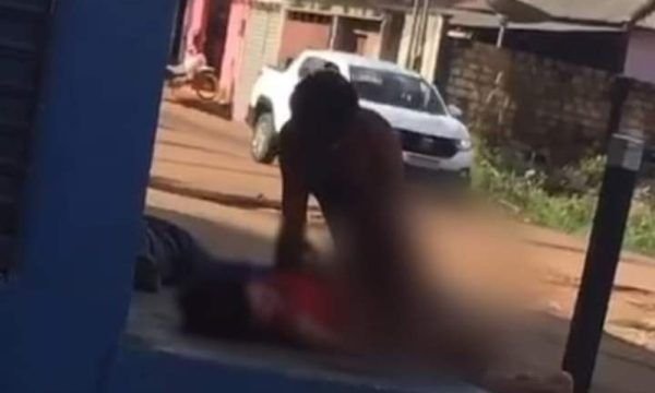 Mulher é estuprada em calçada, populares gravam o crime, mas não interferem