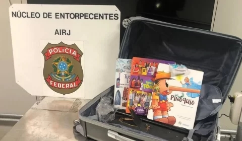 Mulher é presa pela PF com cocaína escondida em livros infantis