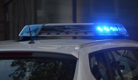 Mulher trans é agredida a pauladas por dois homens; suspeitos são presos