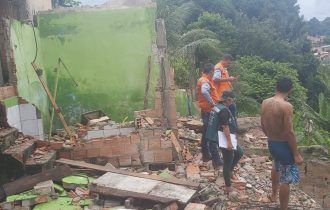 Muro de casa desaba em barranco de risco em Manaus
