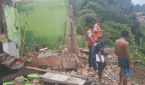 Muro de casa desaba em barranco de risco em Manaus
