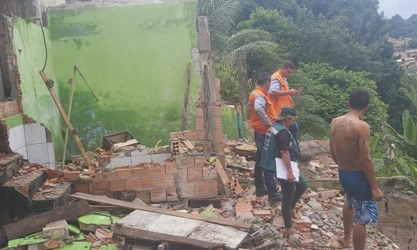 Muro de casa desaba em barranco de risco em Manaus
