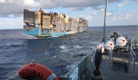 Navio com milhares de carros de luxo afunda no Oceano Atlântico