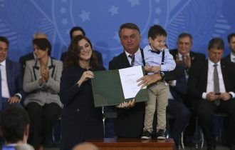 Novos ministros tomam posse no Palácio do Planalto