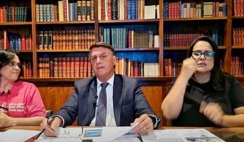 Presidente diz que "bota a cara no fogo" por ministro da Educação