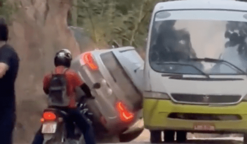 Querendo impressionar as ‘boazudas’, motorista anda de lado e acaba capotando carro; veja vídeo