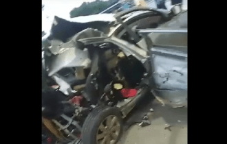 URGENTE: Carro fica totalmente destruído após explosão em posto de gasolina