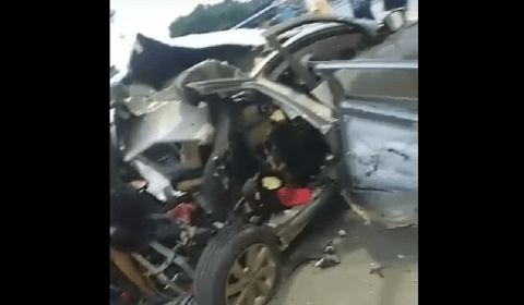 URGENTE: Carro fica totalmente destruído após explosão em posto de gasolina