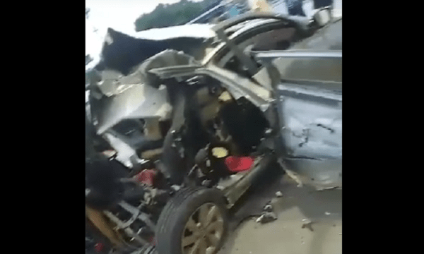 URGENTE: Carro fica totalmente destruído após explosão em posto de gasolina