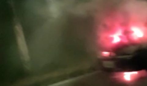 URGENTE: carro pega fogo em frente a Nilton Lins